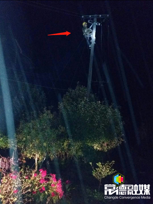 雨夜里他爬上10米高电杆的照片刷爆朋友圈