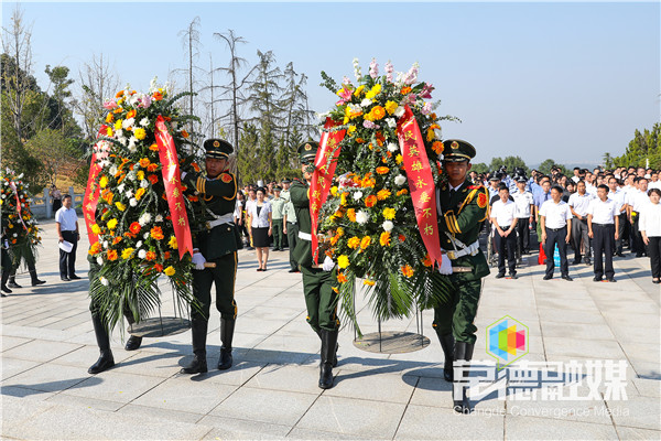 我市隆重举行烈士纪念日公祭活动